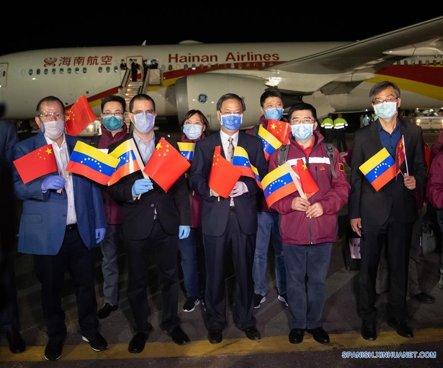  LA GUAIRA, 30 marzo, 2020 (Xinhua) -- El canciller venezolano, Jorge Arreaza (2-i), y el embajador de China en Venezuela, Li Baorong (c), posan con expertos médicos en el Aeropuerto Internacional Simón Bolívar, en La Guaira, Venezuela, el 30 de marzo de 2020. Un equipo de expertos médicos chinos llegó el lunes a Venezuela para ayudar al país en su lucha contra la epidemia de COVID-19, informó la portavoz del Ministerio de Relaciones Exteriores de China, Hua Chunying. (Xinhua/Marcos Salgado)