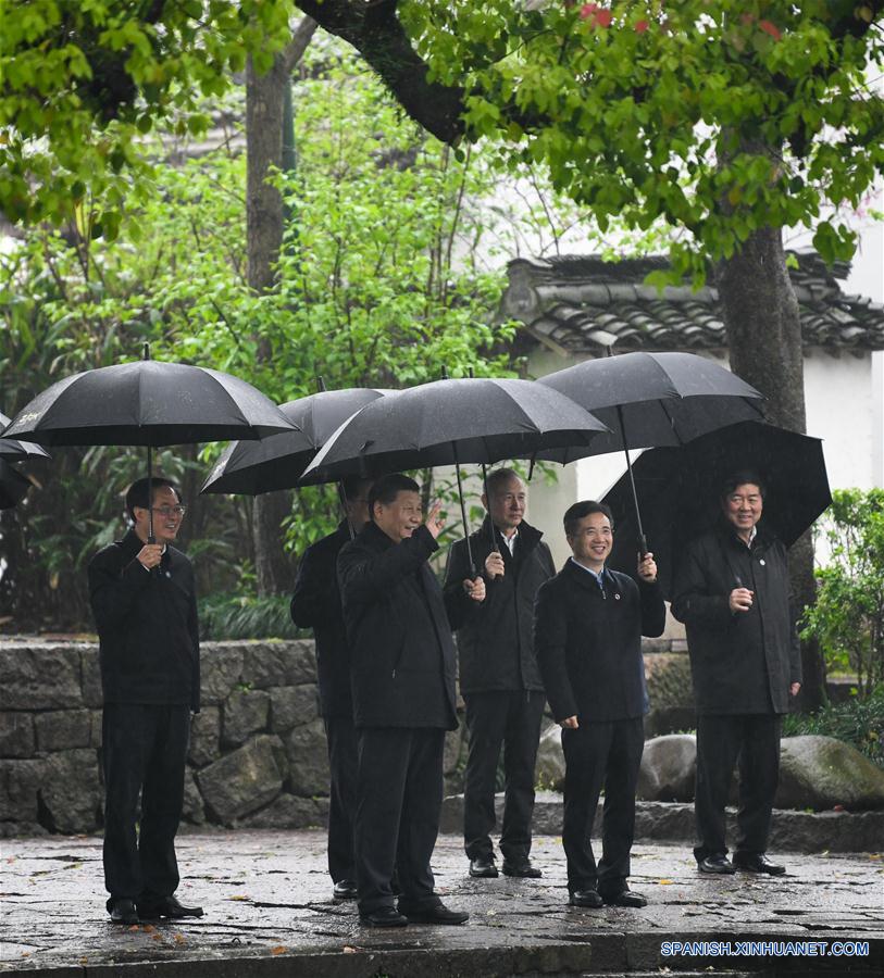 El presidente chino, Xi Jinping, también secretario general del Comité Central del Partido Comunista de China y presidente de la Comisión Militar Central, visita el Parque Nacional de los Humedales de Xixi durante una inspección en Hangzhou, provincia de Zhejiang, en el este de China, el 31 de marzo de 2020. (Xinhua/Shen Hong)