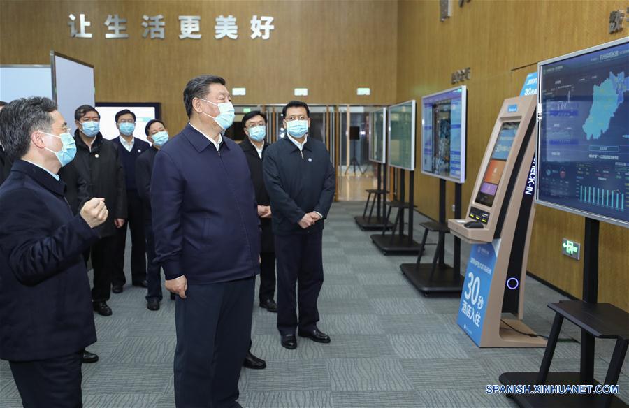 El presidente chino, Xi Jinping, también secretario general del Comité Central del Partido Comunista de China y presidente de la Comisión Militar Central, visita el Cerebro de la Ciudad, una plataforma de ciudad inteligente destinada a mejorar la gestión urbana, durante una inspección en Hangzhou, provincia de Zhejiang, en el este de China, el 31 de marzo de 2020. (Xinhua/Ju Peng)