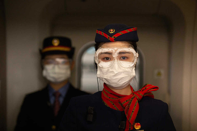 Personal ferroviario protegido con máscaras en la estación de tren de Wuhan, 8 de abril del 2020. [Foto: Ke Hao/China Daily] 