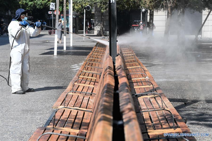 SANTIAGO, 13 abril, 2020 (Xinhua) -- Un trabajador fumiga en la Plaza de Armas, en Santiago, capital de Chile, el 13 de abril de 2020. El Ministerio de Salud de Chile elevó el lunes a 7.525 el número de casos de la enfermedad causada por el nuevo coronavirus (COVID-19) en el país sudamericano, con 82 muertos a la fecha. (Xinhua/Jorge Villegas)