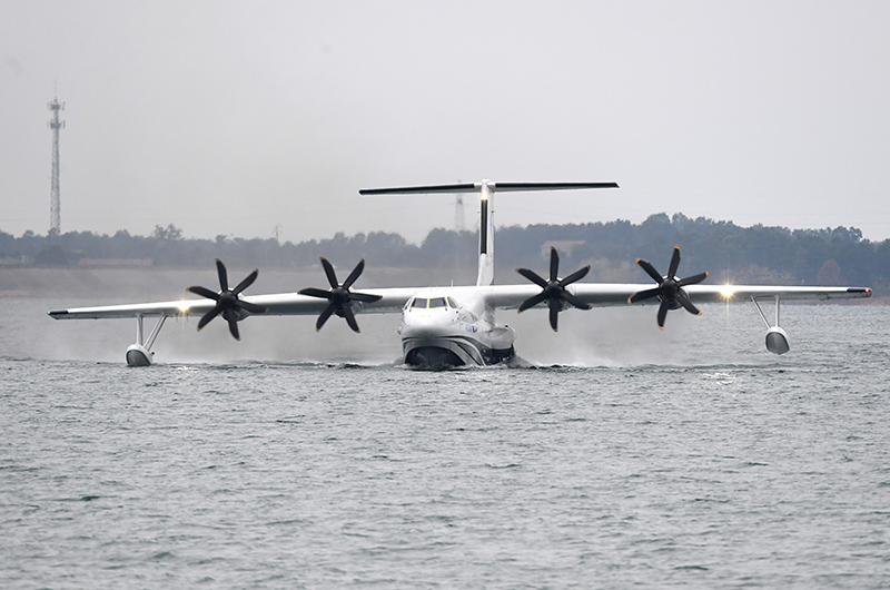 Avión anfibio AG600 de China realiza vuelos de prueba sobre el mar