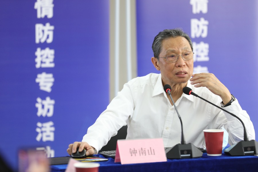 Zhong Nanshan, famoso especialista en enfermedades respiratorias de China, intercambia ideas sobre el control de la neumonía COVID-19 con extranjeros en Guangzhou, capital de la provincia meridional china de Guangdong, el 15 de abril de 2020. (Xinhua/Li Jiale)