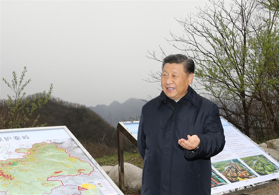 SHANGLUO, 20 abril, 2020 (Xinhua) -- El presidente chino, Xi Jinping, también secretario general del Comité Central del Partido Comunista de China y presidente de la Comisión Militar Central, inspecciona la conservación ecológica de las Montañas Qinling en la Reserva Natural Nacional de Niubeiliang en el distrito de Zhashui, en la ciudad de Shangluo, en la provincia de Shaanxi, en el noroeste de China, el 20 de abril de 2020. (Xinhua/Ju Peng)