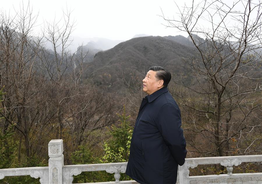 SHANGLUO, 20 abril, 2020 (Xinhua) -- El presidente chino, Xi Jinping, también secretario general del Comité Central del Partido Comunista de China y presidente de la Comisión Militar Central, inspecciona la conservación ecológica de las Montañas Qinling en la Reserva Natural Nacional de Niubeiliang en el distrito de Zhashui, en la ciudad de Shangluo, en la provincia de Shaanxi, en el noroeste de China, el 20 de abril de 2020. (Xinhua/Xie Huanchi)