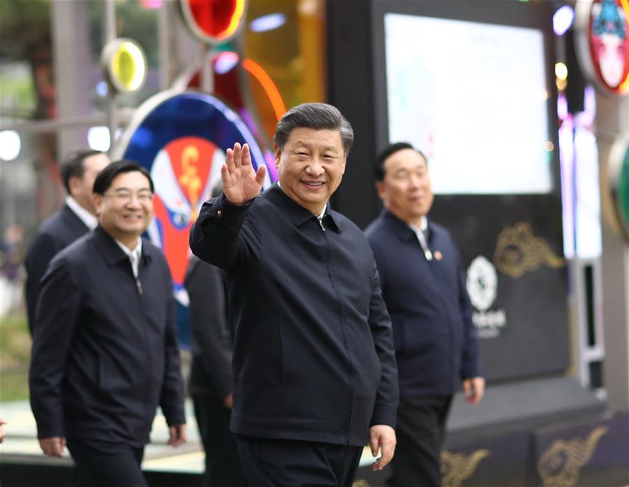 XI'AN, 22 abril, 2020 (Xinhua) -- El presidente chino, Xi Jinping, también secretario general del Comité Central del Partido Comunista de China y presidente de la Comisión Militar Central, visita una calle comercial en Xi'an, capital de la provincia de Shaanxi, en el noroeste de China, el 22 de abril de 2020. Xi inspeccionó el miércoles la ciudad de Xi'an durante su viaje a la provincia de Shaanxi, en el noroeste de China. (Xinhua/Ju Peng)