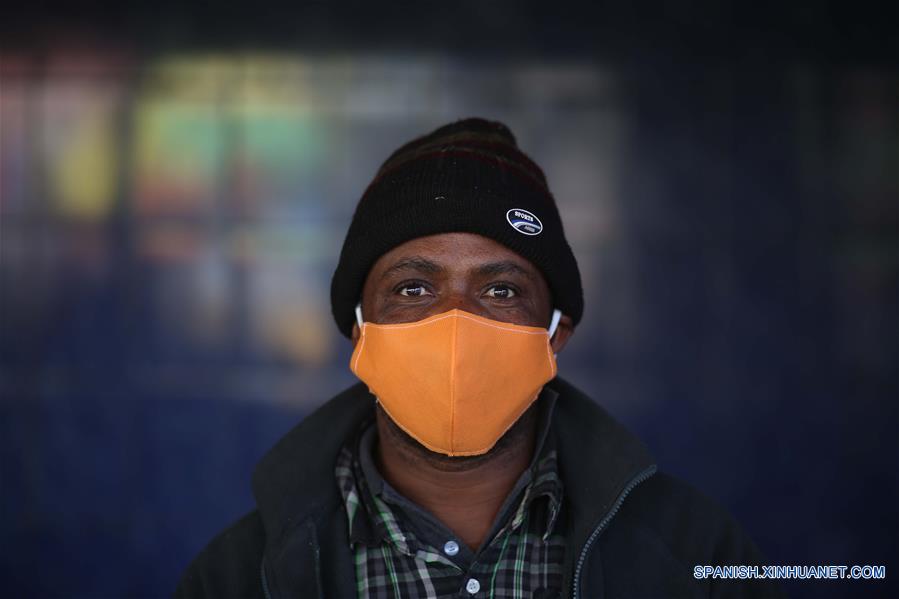 CHILLAN, 22 abril, 2020 (Xinhua) -- Una persona porta una mascarilla como medida preventiva contra la enfermedad causada por el nuevo coronavirus (COVID-19), en Chillán, en la región de Ñuble, Chile, el 22 de abril de 2020. El Ministerio de Salud de Chile confirmó el miércoles la cifra de 11.296 personas contagiadas con la COVID-19 en todo el país sudamericano y 160 muertes. (Xinhua/Str)
