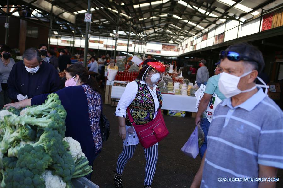 CHILLAN, 22 abril, 2020 (Xinhua) -- Una mujer porta una mascarilla y una careta como medida preventiva contra la enfermedad causada por el nuevo coronavirus (COVID-19), mientras camina en un mercado, en Chillán, en la región de Ñuble, Chile, el 22 de abril de 2020. El Ministerio de Salud de Chile confirmó el miércoles la cifra de 11.296 personas contagiadas con la COVID-19 en todo el país sudamericano y 160 muertes. (Xinhua/Str) 