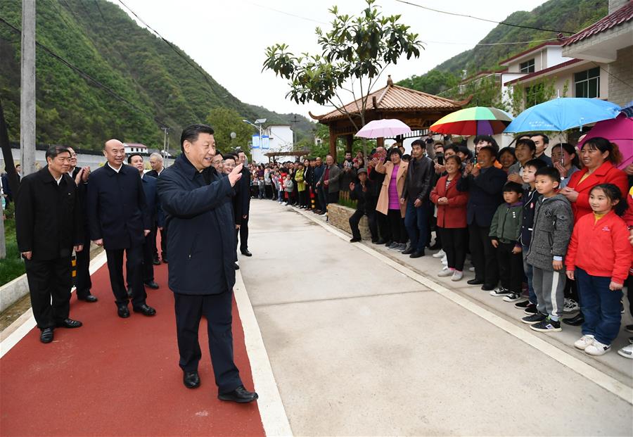 SHANGLUO, 20 abril, 2020 (Xinhua) -- El presidente chino, Xi Jinping, también secretario general del Comité Central del Partido Comunista de China y presidente de la Comisión Militar Central, saluda a residentes locales durante su inspección en la aldea de Jinmi, en la localidad de Xiaoling, en el distrito de Zhashui, en la ciudad de Shangluo, en la provincia de Shaanxi, en el noroeste de China, el 20 de abril de 2020. (Xinhua/Xie Huanchi)