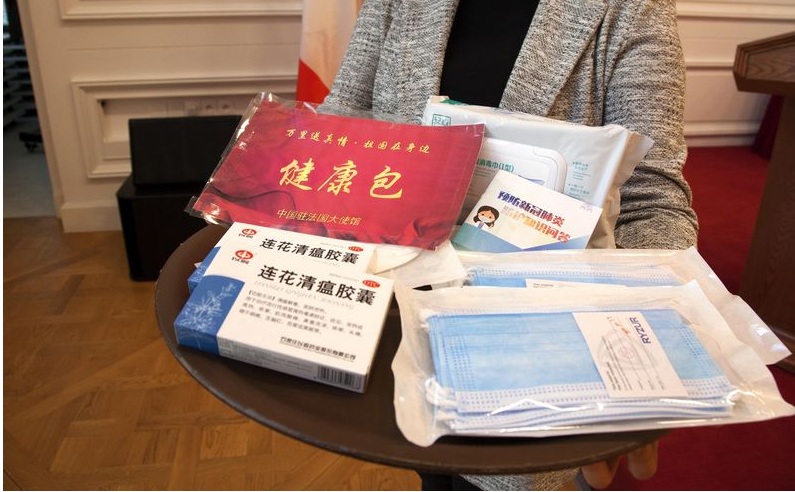La imagen tomada el 2 de abril de 2020 muestra materiales protectores, medicinas y un manual de prevención epidémica de un paquete en la embajada china en París, Francia. (Xinhua/Tang Ji)