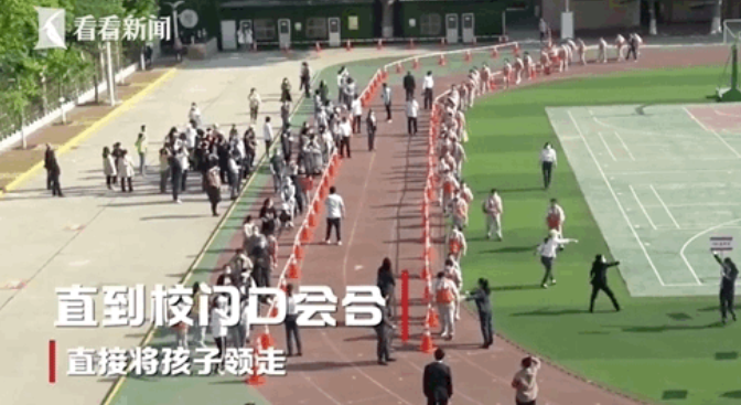 Una escuela de China escenifica la recogida de equipajes del aeropuerto para respetar las distancias