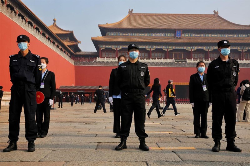 Los miembros del personal ayudan a mantener el orden en el Museo del Palacio de Beijing, el 1 de mayo de 2020. [Foto de Jiang Dong / China Daily]