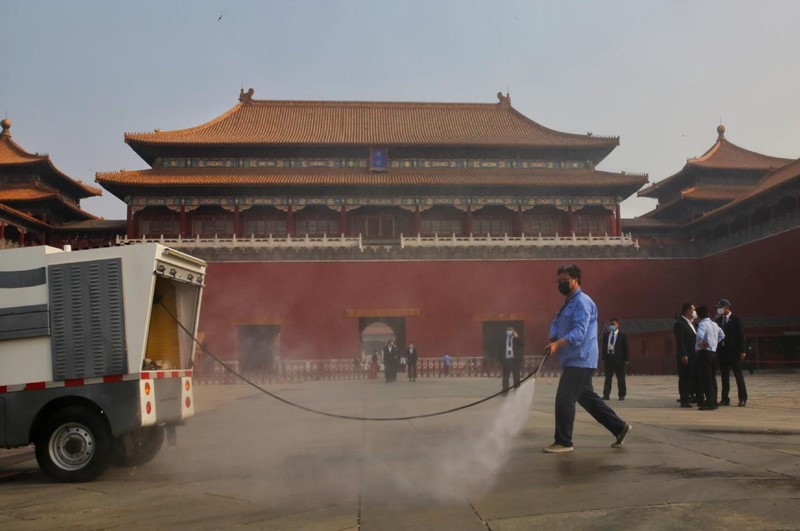 Los miembros del personal limpian el suelo antes de la reapertura del Museo del Palacio en Beijing, el 1 de mayo de 2020. [Foto de Jiang Dong / China Daily]