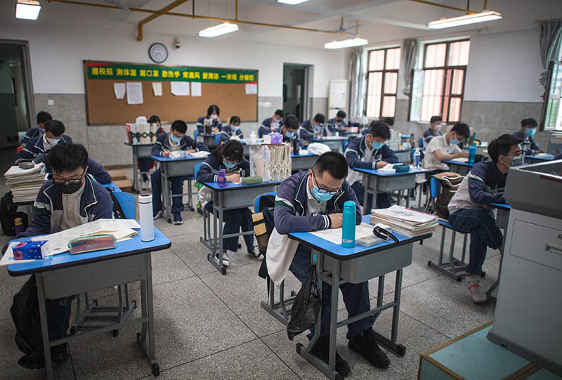 Estudiantes de último año de 121 escuelas regresan a clases en Wuhan