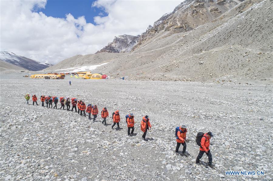 Topógrafos chinos volverán a medir la altura del Monte Qomolangma