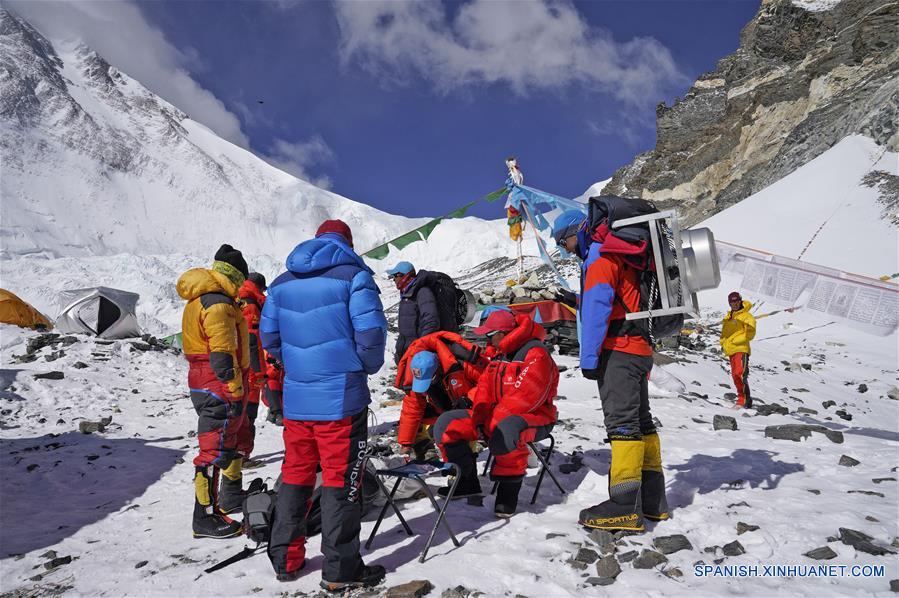 Guías de montaña transportan suministros a un campamento a altitud de 7.028 metros en el Monte Qomolangma