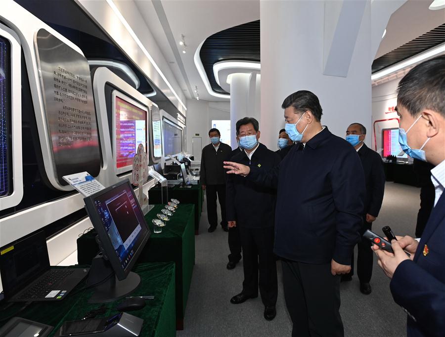 TAIYUAN, 12 mayo, 2020 (Xinhua) -- El presidente chino, Xi Jinping, también secretario general del Comité Central del Partido Comunista de China y presidente de la Comisión Militar Central, es informado acerca de la transformación y actualización de la industria manufacturera tradicional en el centro de servicio de la Zona de Demostración de Transformación y Reforma Integral de Shanxi en Taiyuan, capital de la provincia de Shanxi, en el norte de China, el 12 de mayo de 2020. Xi inspeccionó el martes Taiyuan. (Xinhua/Li Xueren)