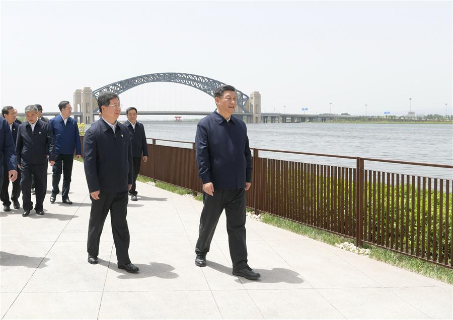 TAIYUAN, 12 mayo, 2020 (Xinhua) -- El presidente chino, Xi Jinping, también secretario general del Comité Central del Partido Comunista de China y presidente de la Comisión Militar Central, revisa el trabajo de protección ecológica del Río Fenhe en Taiyuan, capital de la provincia de Shanxi, en el norte de China, el 12 de mayo de 2020. Xi inspeccionó el martes Taiyuan. (Xinhua/Li Xueren)