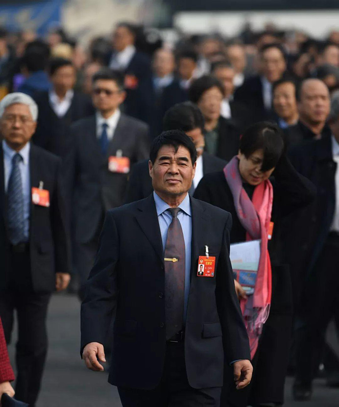 En marzo de 2019, Ting Bate’er participó en las Dos Sesiones como miembro del Comité Nacional de CCPPCh. Fuente de la foto: Inner Mongolia Daily
