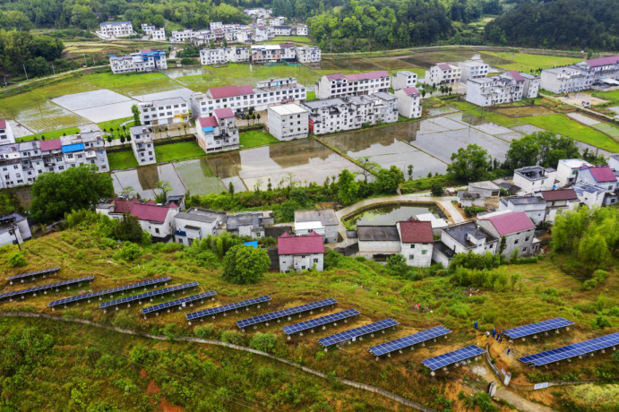 Foto que muestra la estación de energía fotovoltaica para aliviar la pobreza en la aldea de Jieling, en Miduo del condado Taihu, Anqing, provincia de Anhui. Foto del 8 de mayo. (Zheng Xianlie / vip.people.com.cn)