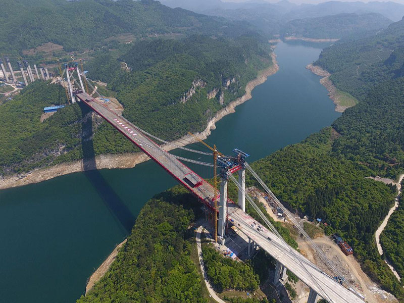 Se prevé que el puente bajo el lago Wujiang, con una longitud de 680 metros, se abra al tráfico a finales del 2020. Este puente es una infraestructura clave para el vínculo económico entre Chengdu y Chongqing. (Foto: He Chunyu/ vip.people.com.cn)