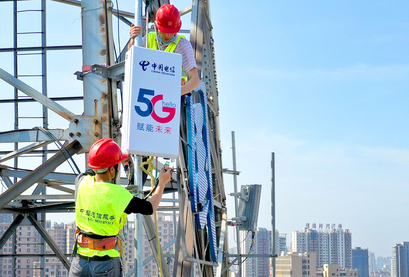 Los trabajadores instalan equipos 5G en la ciudad de Lu'an, provincia de Anhui. (Foto: Tian Kaiping / vip.people.com.cn)
