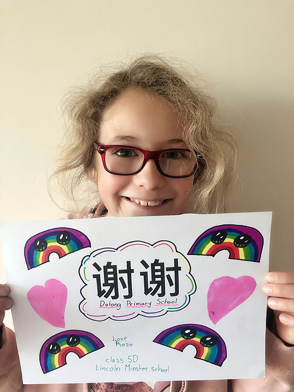 Una niña del Reino Unido hizo un dibujo con las palabras "Gracias, escuela primaria Datong" dirigido a la Escuela Primaria Datong de Changsha, provincia Hunan. [Foto: proporcionada a China Daily] 