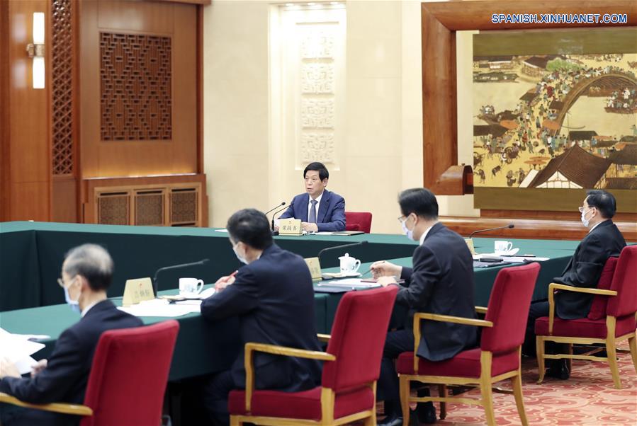 Li Zhanshu, presidente del Comité Permanente de la Asamblea Popular Nacional (APN), preside una reunión de presidentes del Comité Permanente de la XIII APN en Beijing, capital de China, el 17 de mayo de 2020. (Xinhua/Liu Weibing)