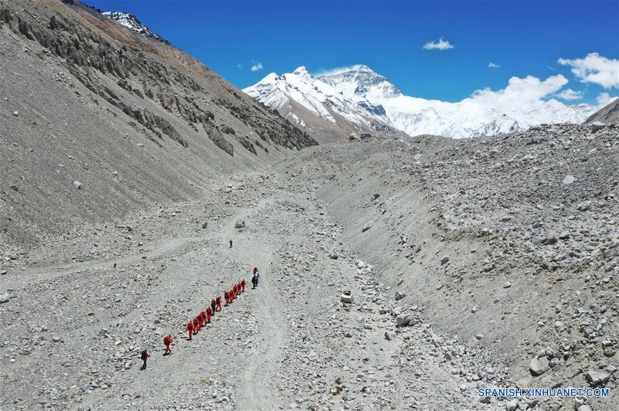 Topógrafos chinos que miden monte Qomolangma llegarían a la cima el 22 de mayo