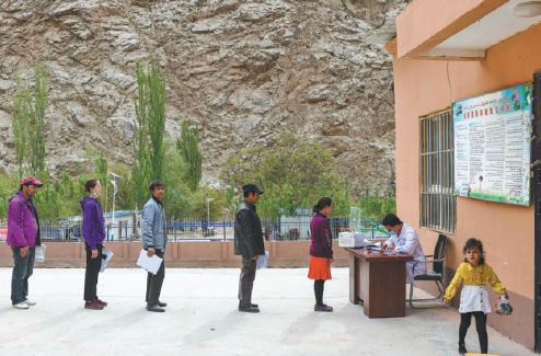 Los aldeanos de Yaragiz esperan en fila para recibir los resultados de sus exámenes médicos en la clínica, el 2 de mayo. [Foto / Xinhua]