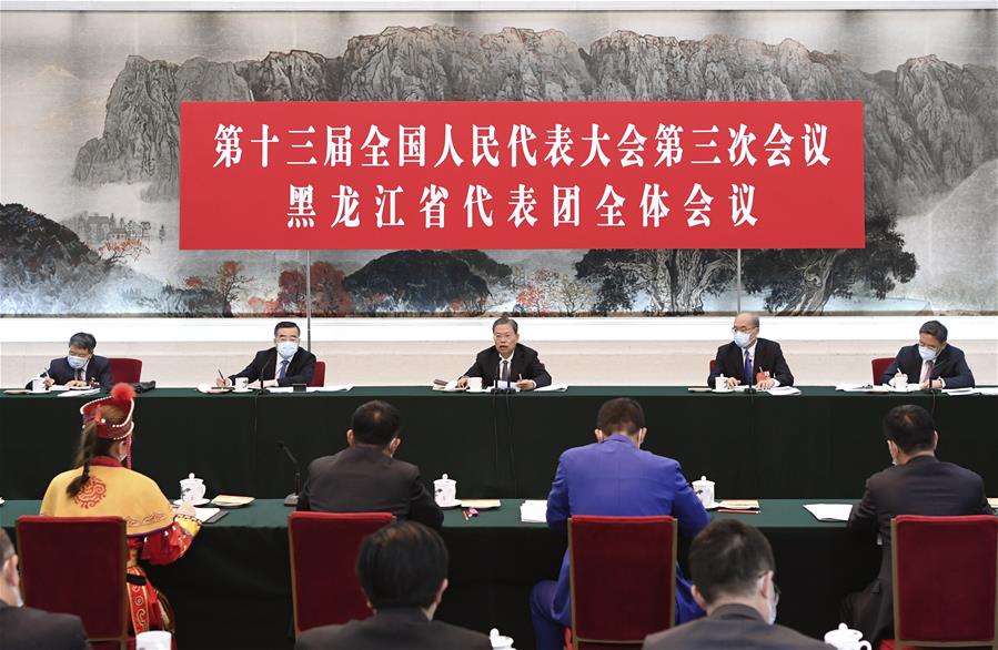 BEIJING, 22 mayo, 2020 (Xinhua) -- Zhao Leji, miembro del Comité Permanente del Buró Político del Comité Central del Partido Comunista de China (PCCh) y secretario de la Comisión Central de Control Disciplinario del PCCh, participa con diputados de la provincia de Heilongjiang en la deliberación de grupo en la tercera sesión de la XIII Asamblea Popular Nacional (APN) en Beijing, capital de China, el 22 de mayo de 2020. (Xinhua/Shen Hong)