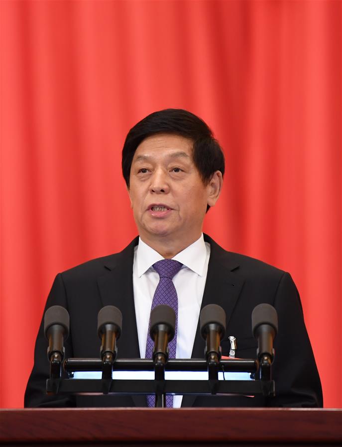 BEIJING, 25 mayo, 2020 (Xinhua) -- Li Zhanshu, presidente del Comité Permanente de la Asamblea Popular Nacional (APN), presenta un informe sobre el trabajo del Comité Permanente de la XIII APN en la segunda reunión plenaria de la tercera sesión de la XIII APN en el Gran Palacio del Pueblo en Beijing, capital de China, el 25 de mayo de 2020. (Xinhua/Zhai Jianlan)