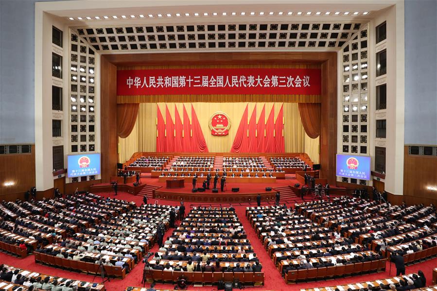 BEIJING, 25 mayo, 2020 (Xinhua) -- Li Zhanshu, presidente del Comité Permanente de la Asamblea Popular Nacional (APN), presenta un informe sobre el trabajo del Comité Permanente de la XIII APN en la segunda reunión plenaria de la tercera sesión de la XIII APN en el Gran Palacio del Pueblo en Beijing, capital de China, el 25 de mayo de 2020. (Xinhua/Huang Jingwen)