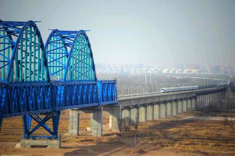 La foto muestra el ferrocarril de alta velocidad Yinchuan-Lanzhou en un puente que cruza el Río Amarillo. El primer ferrocarril de alta velocidad de la Región Autónoma Ningxia Hui comenzó a rodar en diciembre del 2019. (Foto: Yuan Hongyan/ Pueblo en Línea)