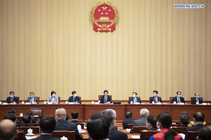 Li Zhanshu, un presidente ejecutivo del presidium de la tercera sesión de la XIII Asamblea Popular Nacional (APN), preside la segunda reunión del presidium en el Gran Palacio del Pueblo en Beijing, capital de China, el 26 de mayo de 2020.(Xinhua/Yan Yan)
