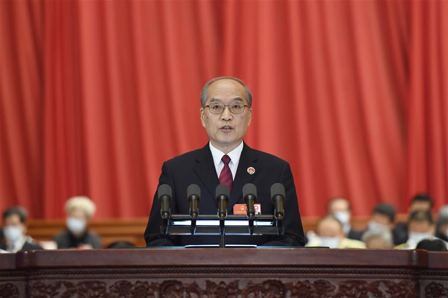 Zhang Jun, fiscal general de la Fiscalía Popular Suprema (FPS), presenta un informe sobre la labor de la FPS en la segunda reunión plenaria de la tercera sesión de la XIII Asamblea Popular Nacional (APN) en el Gran Palacio del Pueblo en Beijing, capital de China, el 25 de mayo de 2020. (Xinhua/Yue Yuewei)