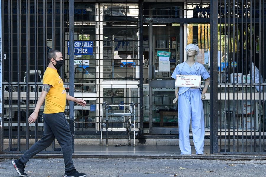 Un hombre porta una mascarilla mientras camina frente a una tienda de insumos médicos en Santiago, capital de Chile, el 26 de mayo de 2020. (Xinhua/Jorge Villegas)