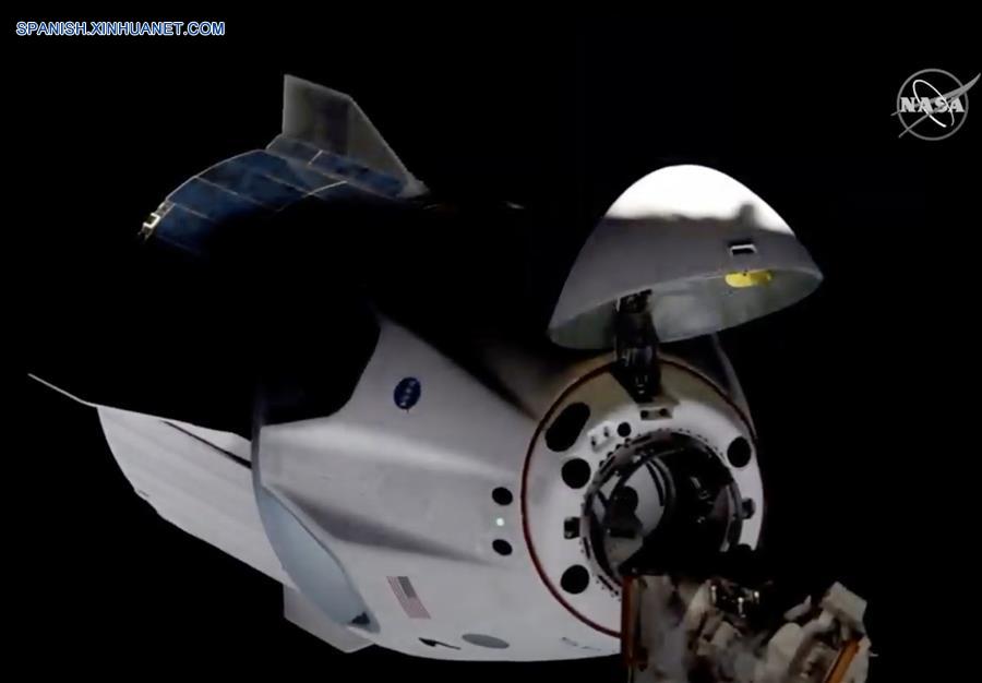 WASHINGTON D.C., 31 mayo, 2020 (Xinhua) -- Imagen de video cedida por la NASA del 31 de mayo de 2020 de la nave espacial Crew Dragon de SpaceX acoplándose a la Estación Espacial Internacional (EEI). La nave espacial Crew Dragon se acopló a la EEI para una histórica misión tripulada. (Xinhua/NASA TV/Handout)