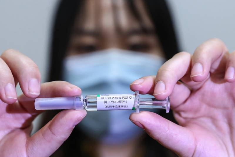 Muestra de una vacuna inactivada contra el COVID-19 del Grupo Nacional de Biotecnología de China, 10 de abril del 2020. [Foto: Xinhua]