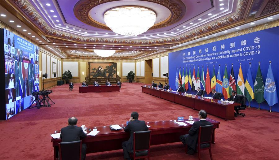 BEIJING, 17 junio, 2020 (Xinhua) -- El presidente chino, Xi Jinping, preside la Cumbre Extraordinaria China-África sobre la Solidaridad contra la COVID-19 y pronuncia un discurso en la cumbre en Beijing, capital de China, el 17 de junio de 2020. La cumbre, celebrada a través de un enlace de video, fue propuesta conjuntamente por China, Sudáfrica, que ostenta la presidencia rotatoria de la Unión Africana, y Senegal, copresidente del Foro de Cooperación China-África. (Xinhua/Ding Haitao)