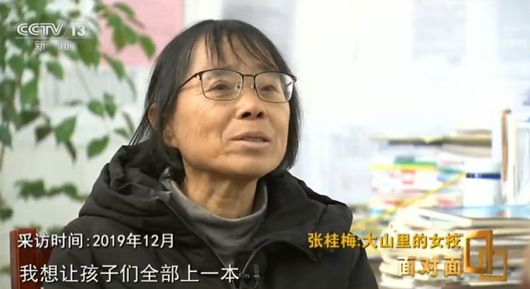 Profesora china dedicada su vida a la educación de las niñas que viven en las montañas