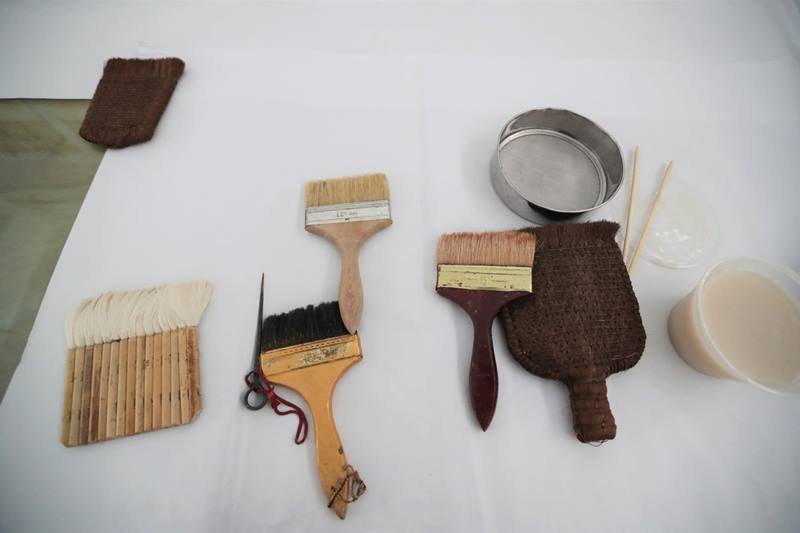 Herramientas utilizadas para la pintura de papel tejido. [Foto: Xinhua]