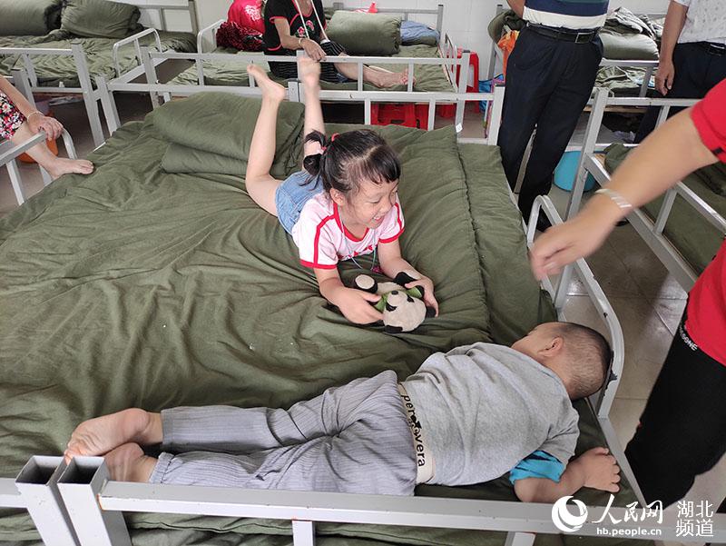 Los niños se mantienen a salvo de las severas inundaciones en un centro de reubicación en Wuhan, provincia de Hubei. (Foto: Guo Tingting)