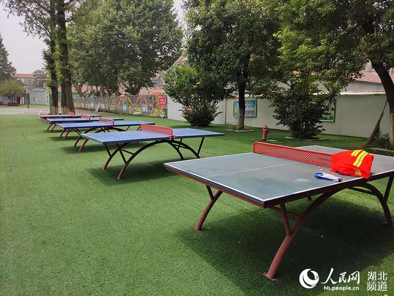Mesas de ping pong en el centro de reubicación para los aldeanos cuyas casas se han visto afectadas por las severas inundaciones, Wuhan, provincia de Hubei. (Foto: Guo Tingting)