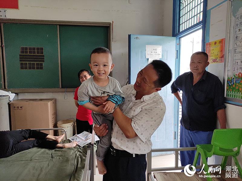 Un niño disfruta de su tiempo libre en centro de reubicación en Wuhan, provincia de Hubei. (Foto: Guo Tingting)