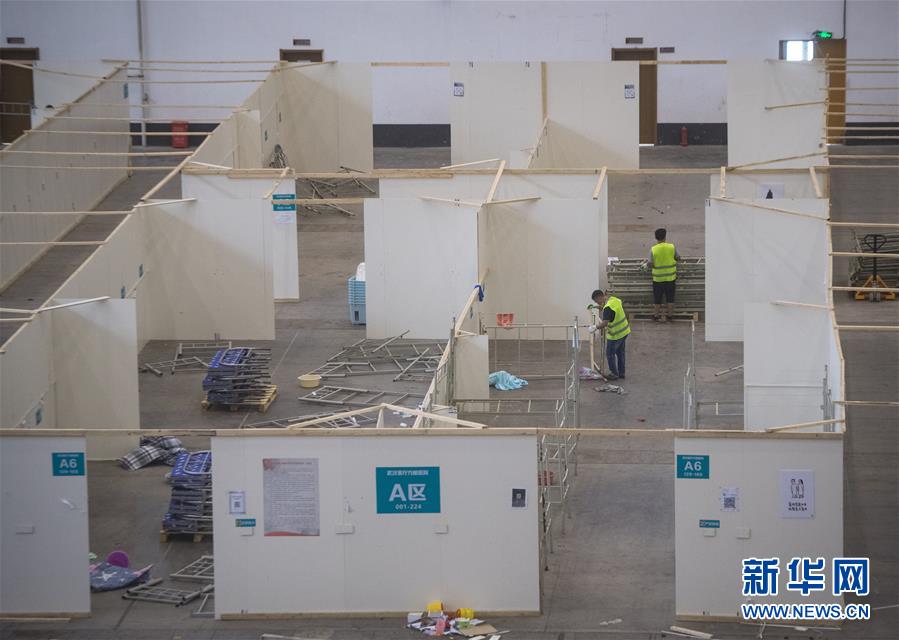 El 29 de julio, los trabajadores comenzaron a desmantelar del hospital temporal Keting de Wuhan. Se estima que los trabajos se alargarán dos o tres días. (Fuente: Xinhuanet)
