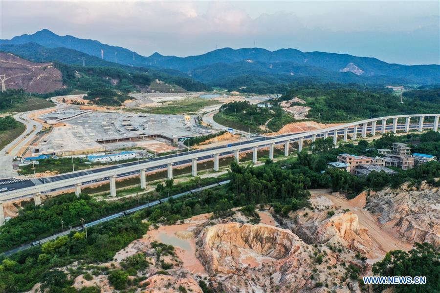 Imágenes de la construcción del tren maglev de velocidad media-baja en el Parque Temático Chimelong