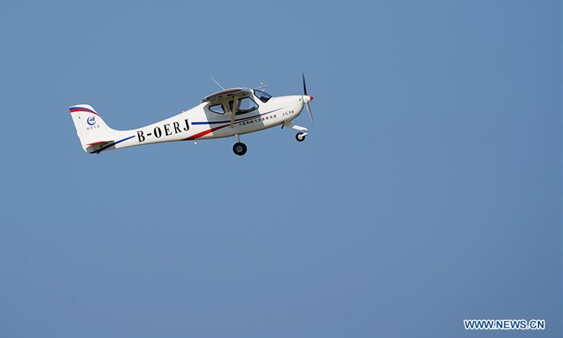 Un avión deportivo-ligero Lingyan AG50 durante su vuelo inaugural en Jingmen, provincia de Hubei, en el centro de China, el 26 de agosto de 2020. El avión deportivo-ligero de nueva generación de China Lingyan AG50 completó su vuelo inaugural el miércoles por la mañana en Hubei, según su desarrollador, la Corporación de la Industria de la Aviación de China dijo. (Xinhua)