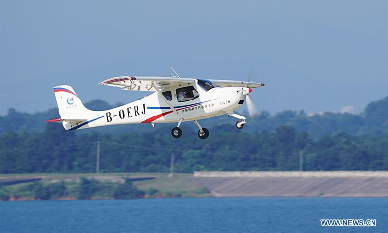 Un avión deportivo-ligero Lingyan AG50 durante su vuelo inaugural en Jingmen, provincia de Hubei, en el centro de China, el 26 de agosto de 2020. El avión deportivo-ligero de nueva generación de China Lingyan AG50 completó su vuelo inaugural el miércoles por la mañana en Hubei, según su desarrollador, la Corporación de la Industria de la Aviación de China dijo. (Xinhua)