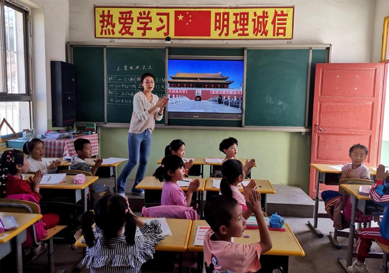Wang Wanjun imparte idioma chino en la escuela primaria Shanwang, Longcheng, provincia de Gansu. (Foto: China Daily)